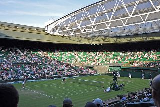 A 15 000 férőhelyes, zárható tetővel 2009 óta felszerelt központi pálya Wimbledonban. (Forrás: Wikipédia)